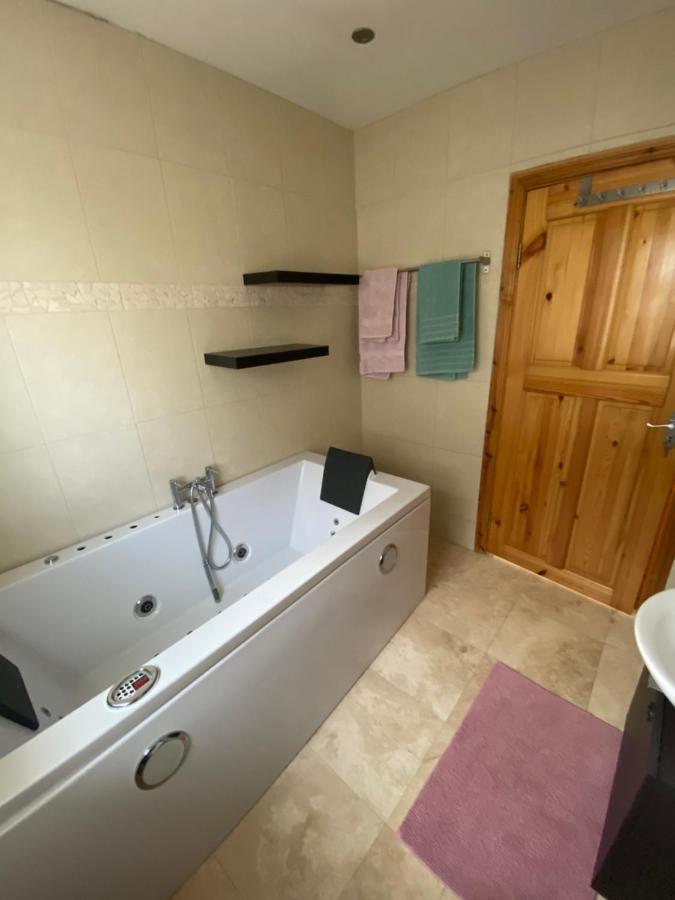 קאשל Town Villa With Charming Garden, Bbq Area & Sleeps 6 מראה חיצוני תמונה