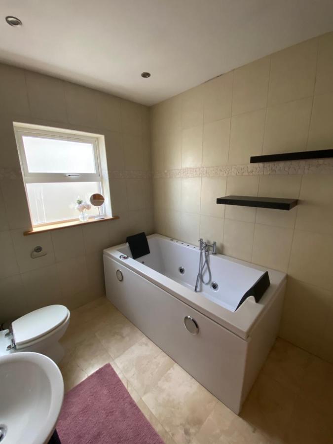 קאשל Town Villa With Charming Garden, Bbq Area & Sleeps 6 מראה חיצוני תמונה